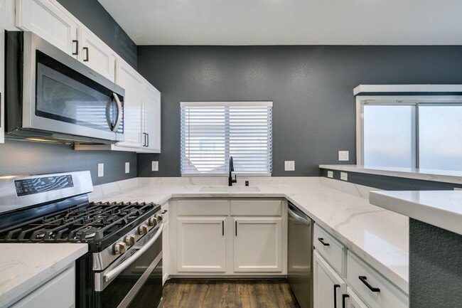 Building Photo - Stylish Townhouse Near the Strip with Dual Suites