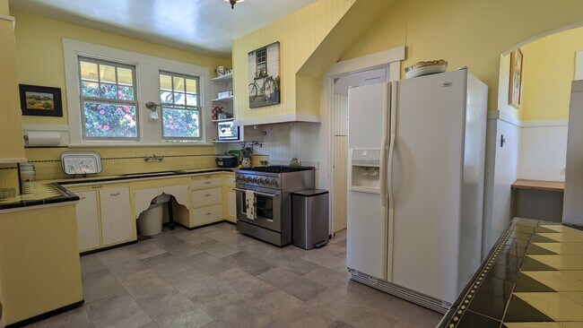 Building Photo - Furnished spacious 2/1 historic home in do...