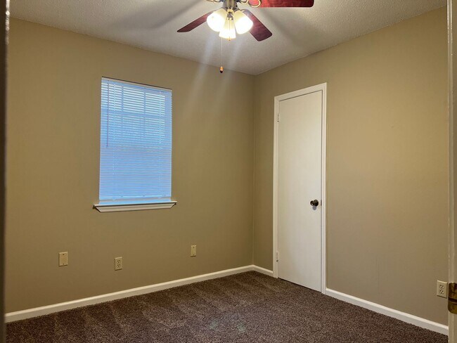 Building Photo - 16 Patty Ln