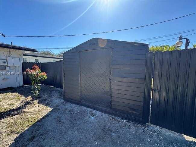 Building Photo - 10502 SW 77th Ct