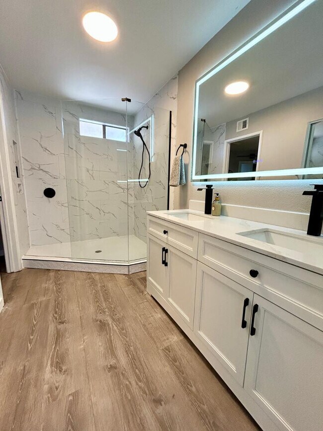 Building Photo - 4212 E Sandia St