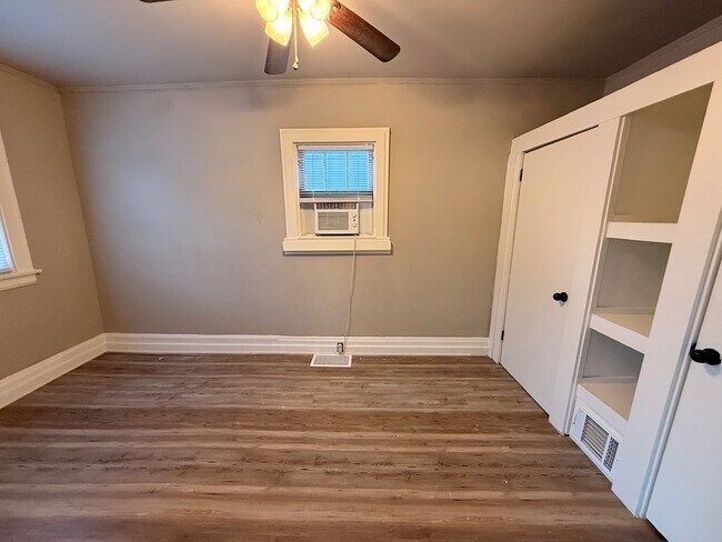 Building Photo - 6 W 30th St