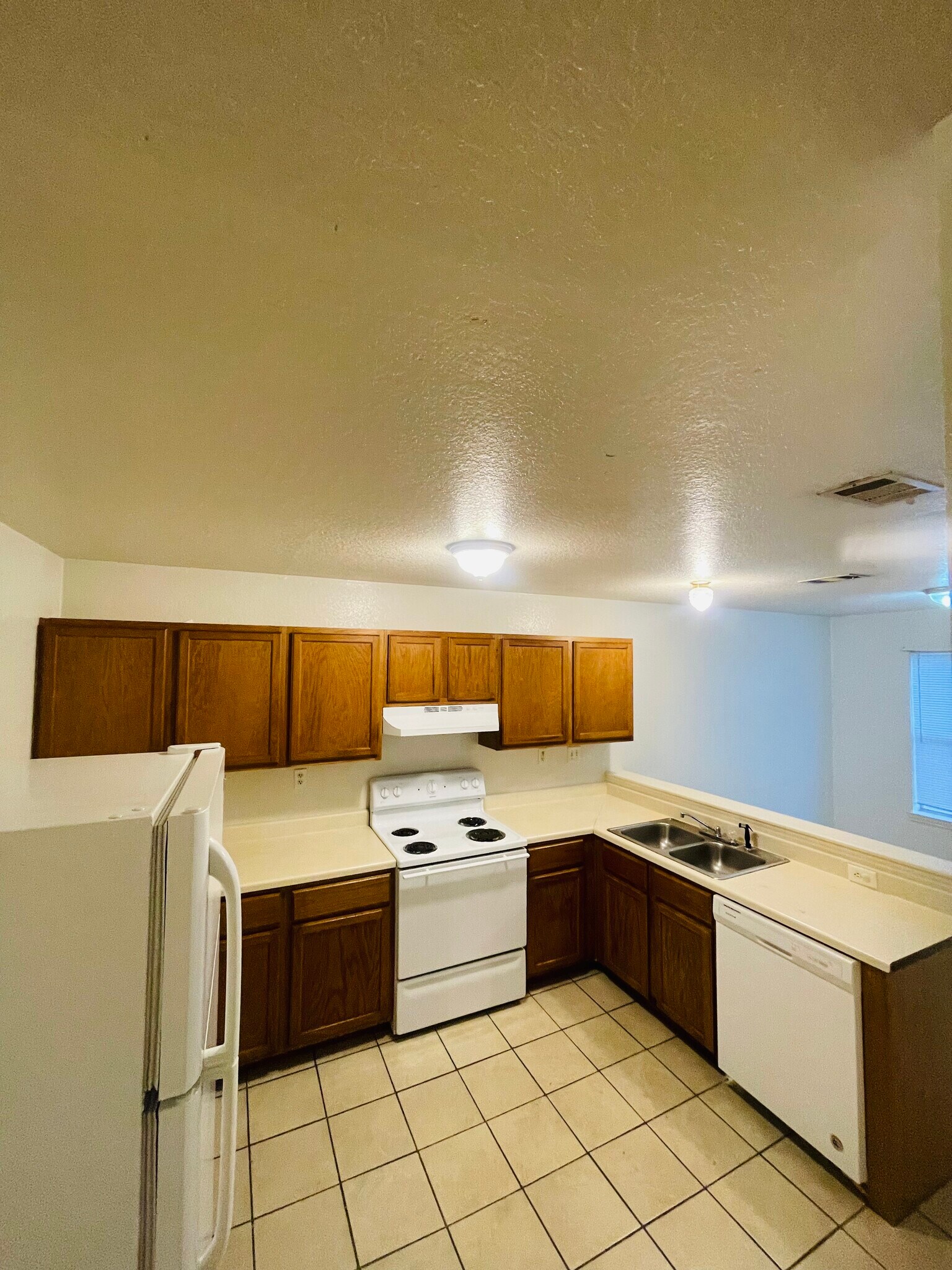 Kitchen - 2804 Cantabrian Dr