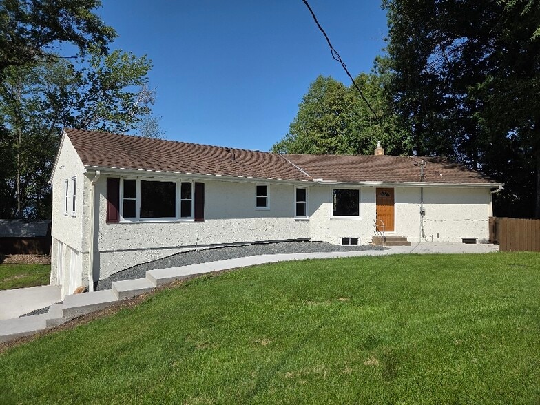 Building Photo - 3311 Interlachen Dr NE