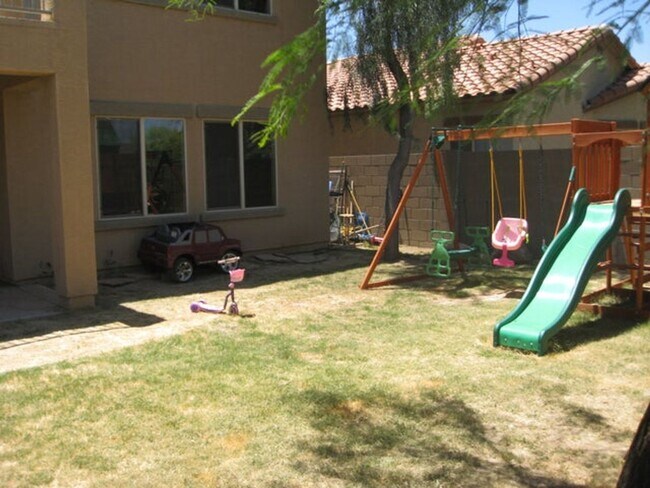 Building Photo - Beautiful three bedroom plus den/loft, 2.5 bath upgraded home  In West Phoenix Close to I-10 & 101
