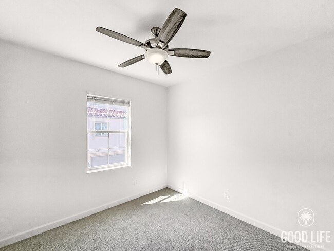 Building Photo - Stunning 3B/3BA Townhome in Oceanside!