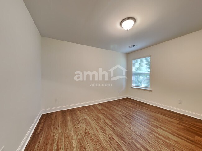 Building Photo - 215 Swan Dr