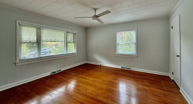 Building Photo - 904 Carolina Ave