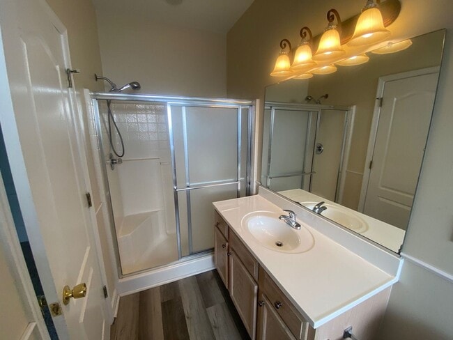 Building Photo - Spacious 4-Bedroom End-Unit Condo in Virgi...