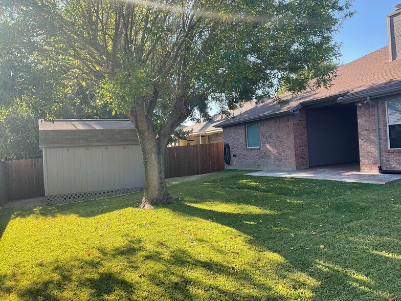 Building Photo - 708 Ridgehill Dr