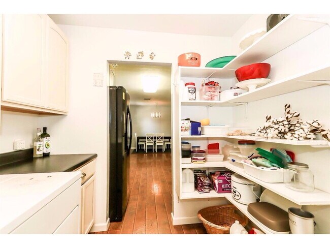 Building Photo - Beautiful Home Located Near Elementary & P...