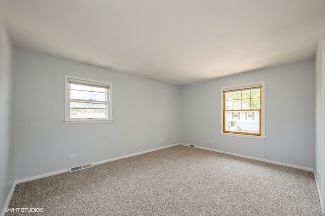 Building Photo - 2102 E Robinhood Ln