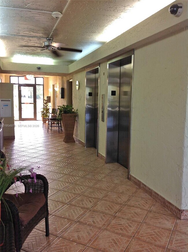 Building Photo - 250 Jacaranda Dr