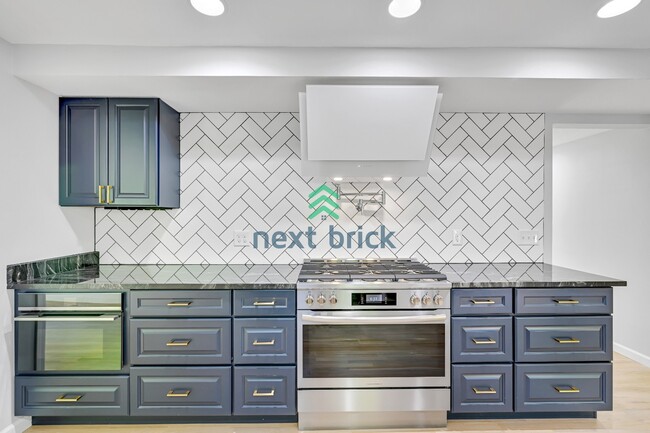 Building Photo - Stunning 5-Bedroom Home in Bellevue’s Top School District!