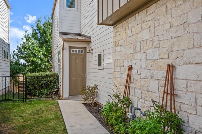 Building Photo - 7118 Silver Star Ln