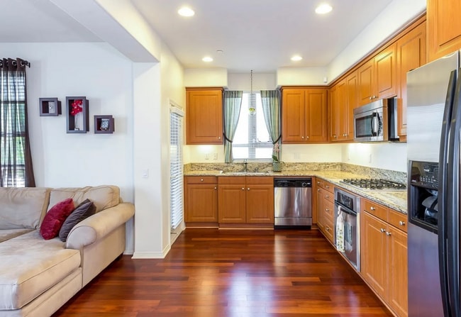 Building Photo - BRIGHT & PRIVATE, END CORNER UNIT, 2BR/2.5...