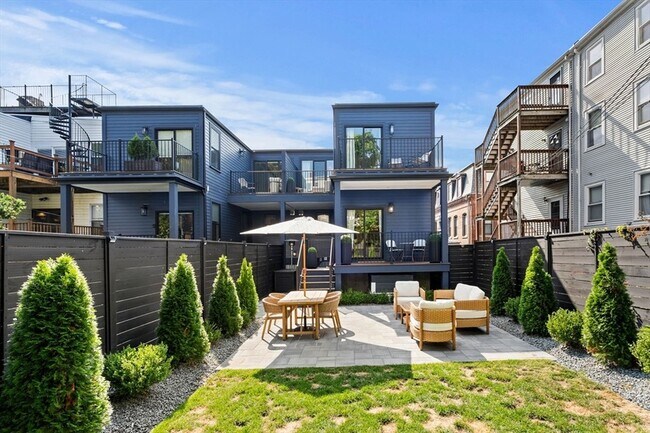 Building Photo - 722 E 5th St