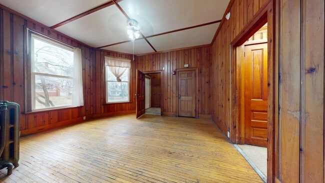 Building Photo - Huge House with Garage!