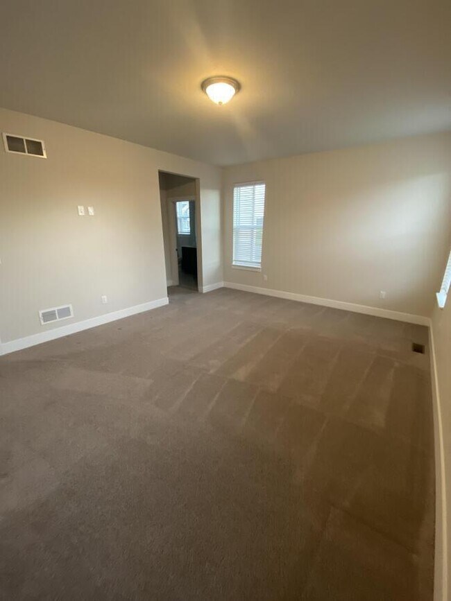Building Photo - 265 Farmstead Dr E