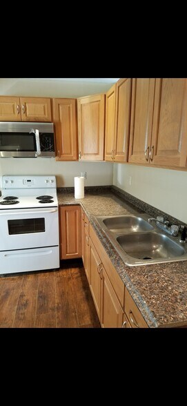 Building Photo - 2 Maple St