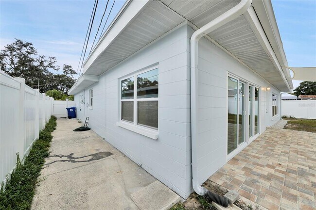 Building Photo - 4550 16th Ave N