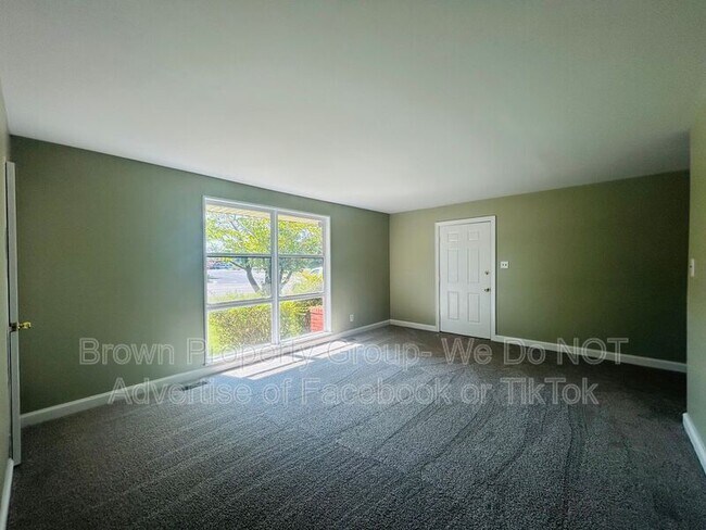 Building Photo - 486 McBain Dr
