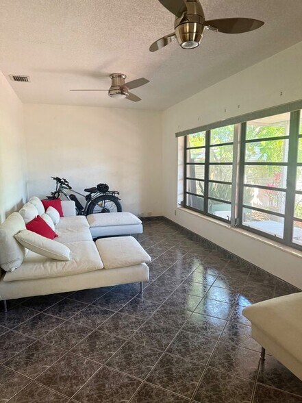 Building Photo - 1398 Normandy Dr