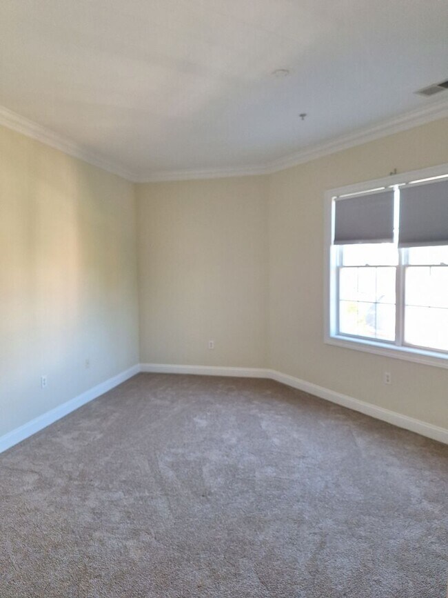 Building Photo - 3 bedroom/2bathroom - Bennington on the Park