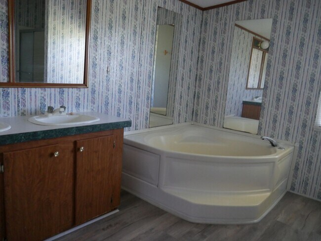 Building Photo - Adorable mobile home in Quitman