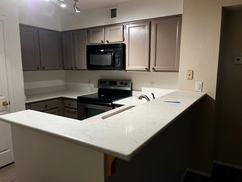 Building Photo - 2333 E Southern Ave