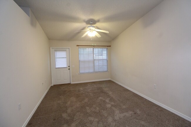 Building Photo - 2 bedroom 1 bathroom home with an open liv...