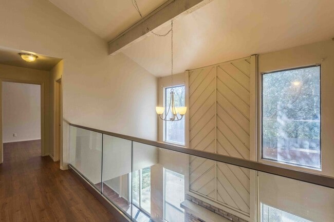 Building Photo - 3901 Knollwood Dr