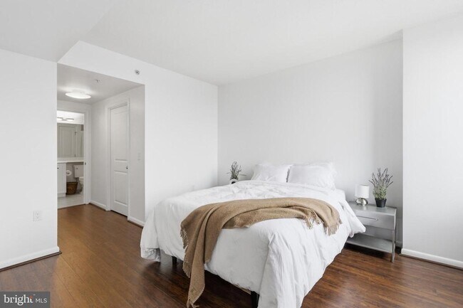 Building Photo - 851 N Glebe Rd