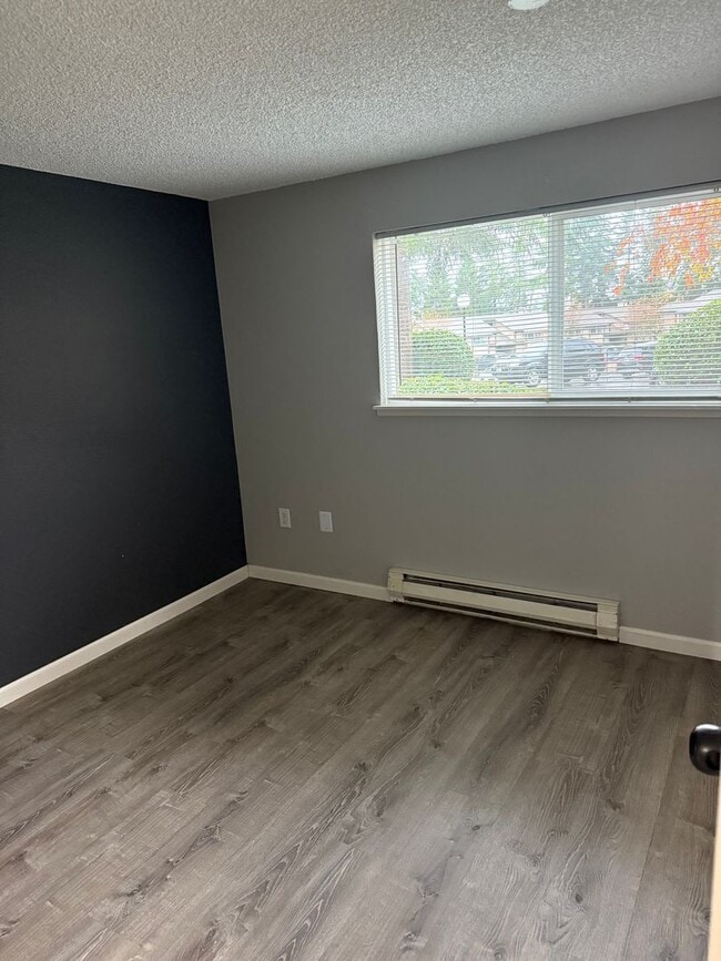 Building Photo - 3 Bedroom 2 Bath Lower Unit Walkout Patio ...