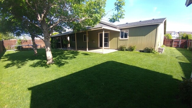 Building Photo - 4-Bed, 2-Bath Home Off Road 100 with Easy ...