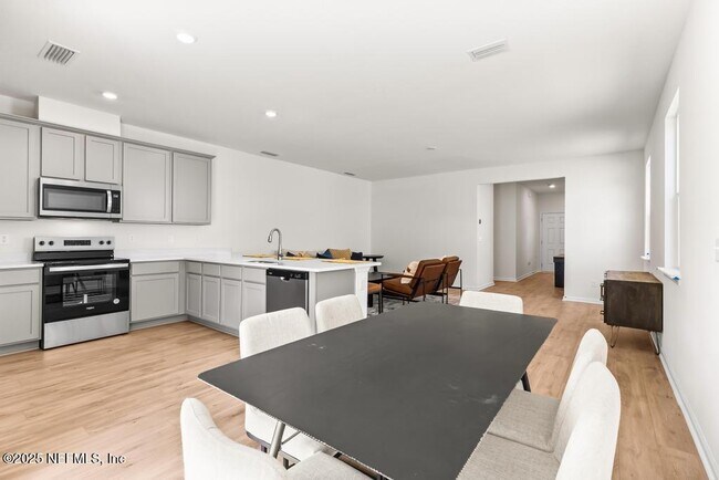 Building Photo - 125 Beach Palm Ct