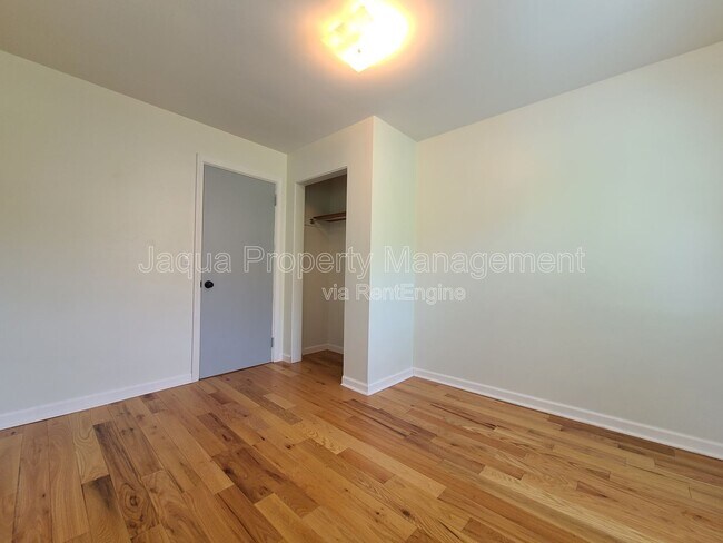 Building Photo - 547 Archer Ave