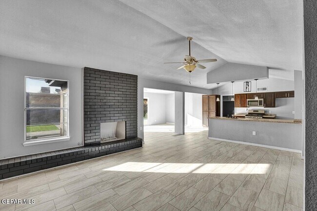 Building Photo - 3709 Roslyn Dr