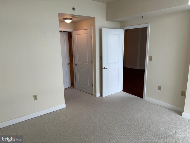 Building Photo - 5750 Bou Ave