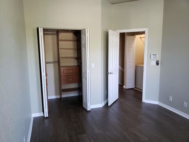 Building Photo - 123 E Royal Palm Cir