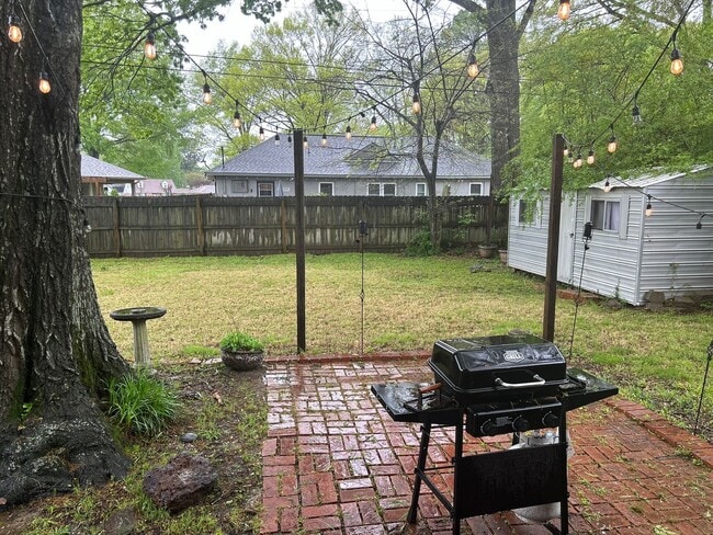 Building Photo - Welcome to this charming 3 bedroom, 1.5 bathroom home in Colonial Acres.