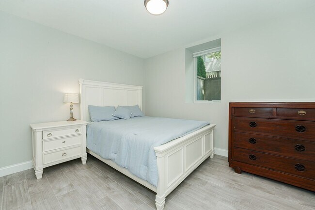 Building Photo - 23 Irving St