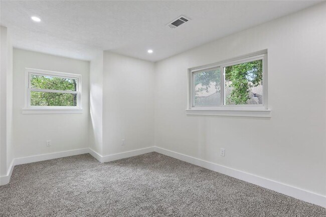 Building Photo - 1742 Hill Top Ln