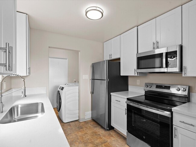 Building Photo - Move In Ready Midtown Dream Home