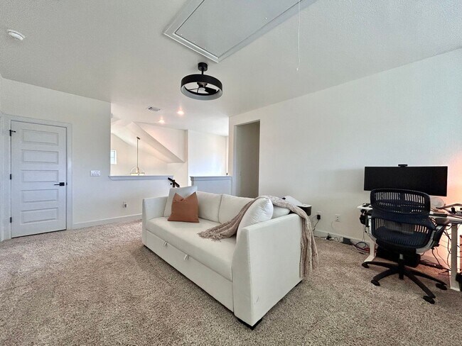 Building Photo - Spacious & Beautiful 3/BR 2/BA Two-Level Home with Garage & Fenced Yard