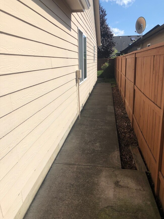 Building Photo - Larger Three Bedroom Home in Keizer