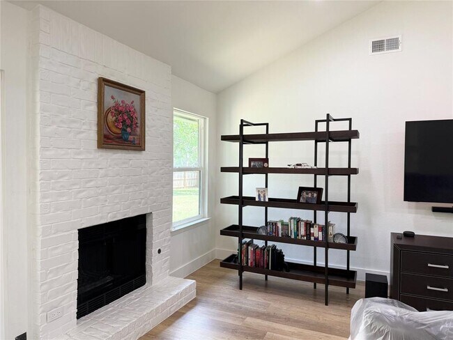 Building Photo - 4404 Sarasota Dr