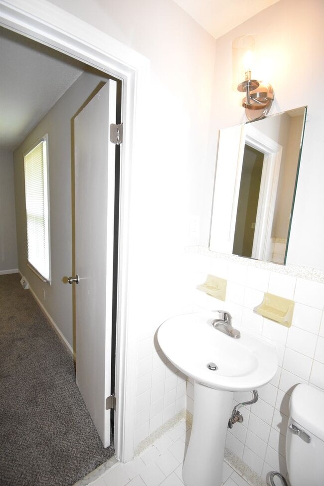 Building Photo - Renovate Dog Friendly Home For Rent Near Cunningham Lane!