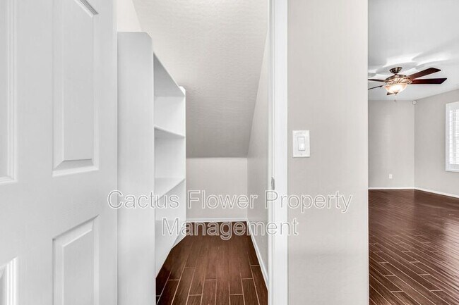 Building Photo - 2544 E Vermont Dr