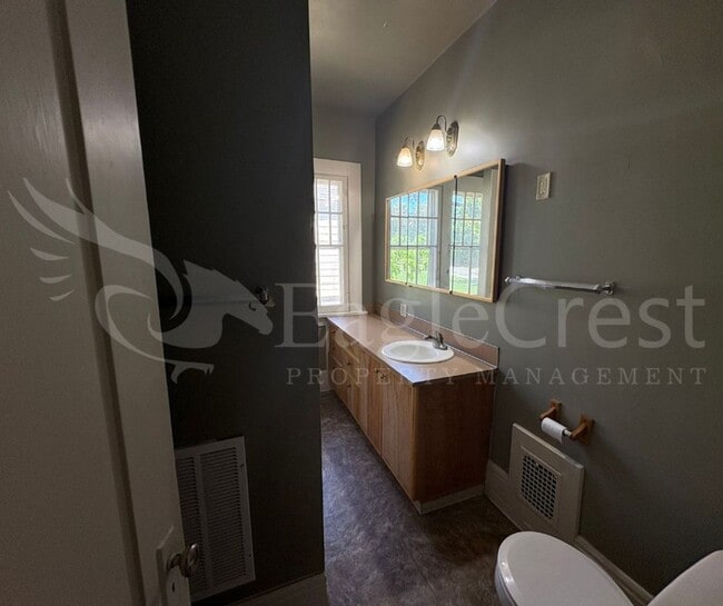 Building Photo - Large 8-Bedroom Home Across from Whitman College – Lawn Care Included